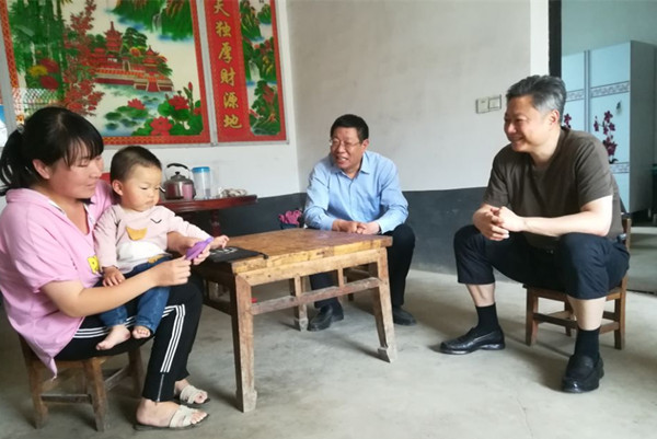 王朝晖到颍东区正午镇张庙村走访贫困户